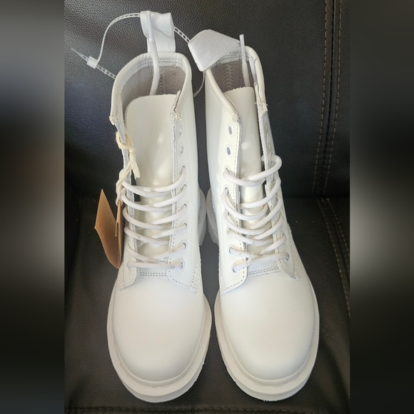 NWOB Dr. MARTENS 1460 Pascal White Leather Conbat Boots Women's size 7 Lace Up - Picture 2 of 14
